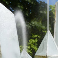 Umgebung: Der Kristallbrunnen auf dem Erlanger-Platz