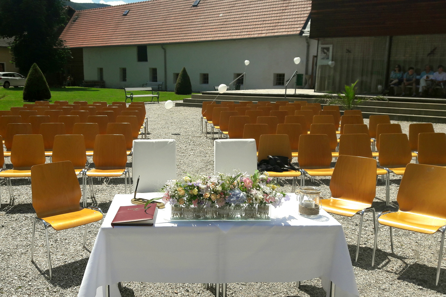 Hochzeit im Freien im Schlosshof